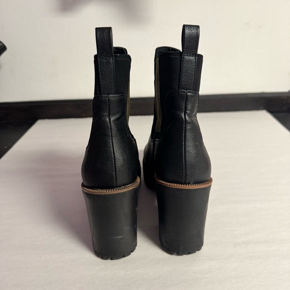 Good Day Black
Platform Ankle Boots
Chinese Laundry